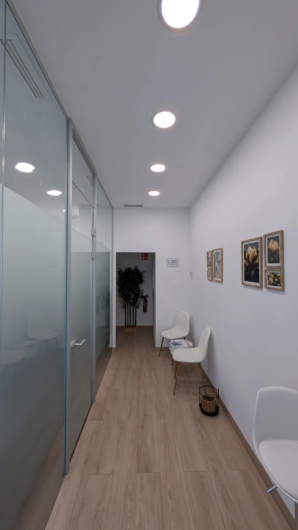 Entrada accesible a consulta del podólogo - Clínica podológica Madrid con podólogo colegiado