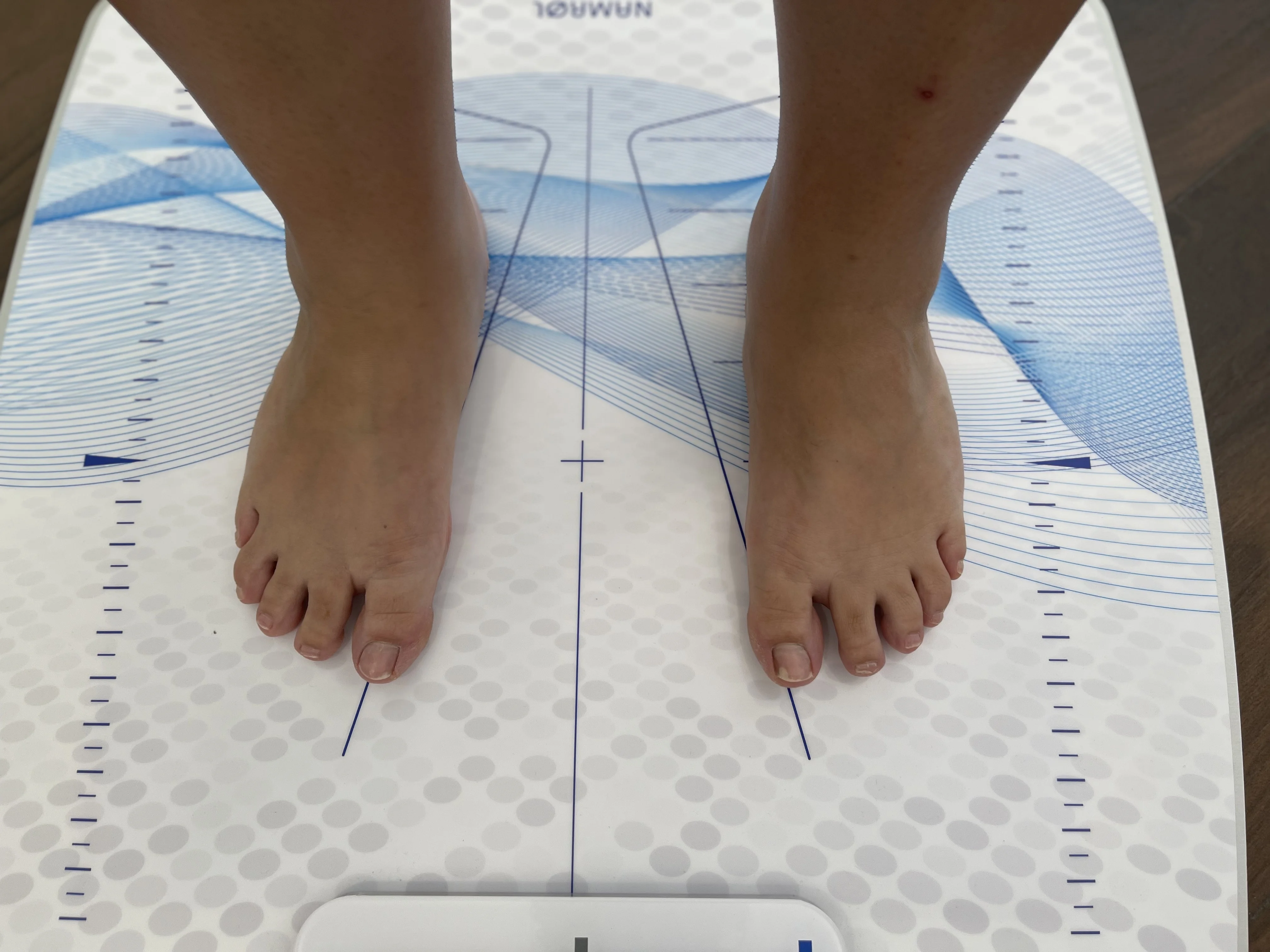 Paciente realizando estudio de la pisada en plataforma de presiones profesional