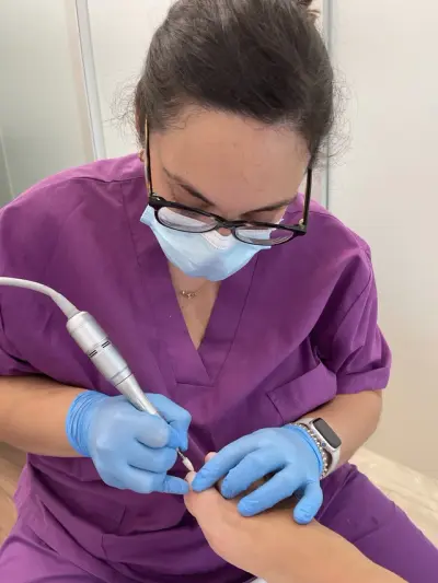 Podólogo especialista Madrid realizando tratamiento en consulta - Gabinete podológico Barrio del Pilar